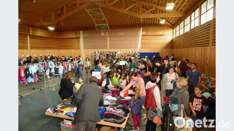 Ein riesiges Warenangebot erwartete die Besucher des Herbst- und Winterbasars des Kinderhauses St. Pankratius Parkstein. Bild: bey