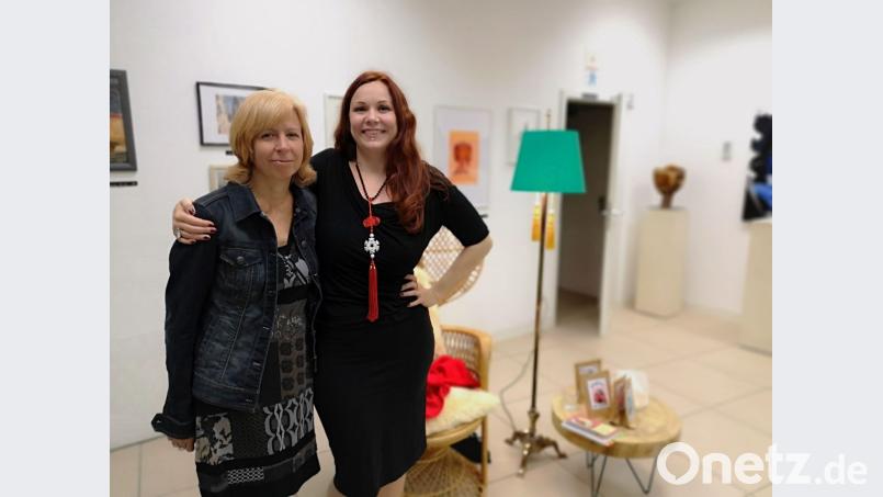 Doppel-Lesung im "Kunst-Lokal" mit zwei Autorinnen mit Schwandorfer Wurzeln. Zum einen Evelyn Utz alias Frollein Eve (rechts), die das Buch „Frollein Eves Sicht der Dinge“ veröffentlicht hat; zum anderen Karin Schulz (links), die heute in Berlin lebt und mit „Egal: Kein Gott, kein Staat, kein Vaterland“ nicht nur in der Region bekannt wurde. Bild: Dobler