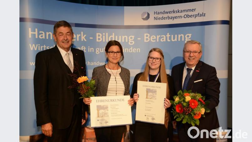 Ehrenurkunde für Kosmetikerin Ronja Meier (Zweite von rechts) aus Schwarzenfeld und Annette Rester vom gleichnamigen Ausbildungsbetrieb in Amberg. Georg Haber (links), Präsident der Handwerkskammer Niederbayern-Oberpfalz, und HWK-Hauptgeschäftsführer Jürgen Kilger gratulierten zum gemeinsamen Erfolg. Bild: Fotostudio Kraus