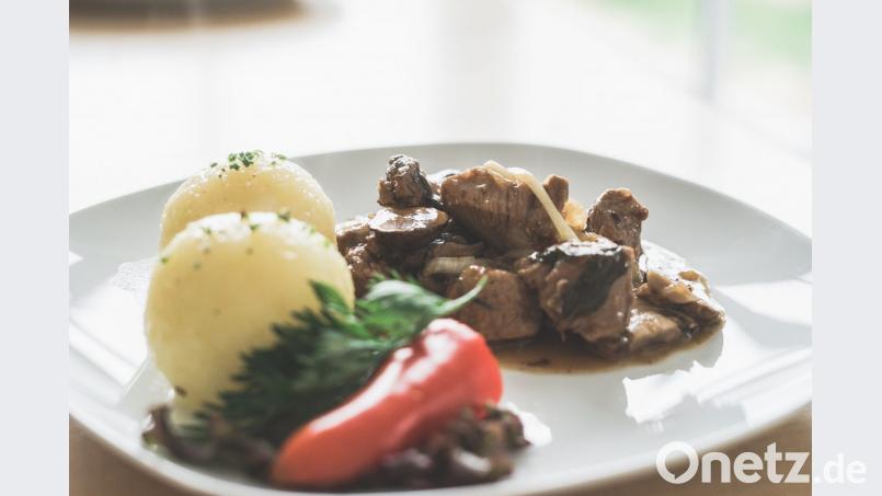 Knödel sind die perfekte Beilage zum herzhaften Zoiglgulasch. Bild: Lukas Meister