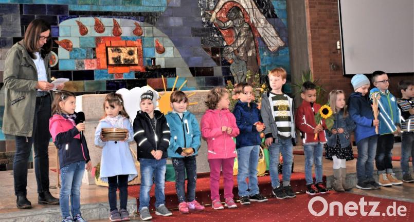 Die Kinder der katholischen Kindertagesstätte "St. Theresia" gestalteten den Gottesdienst an Erntedank in der Friedenskirche. Bild: rgr