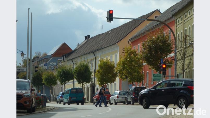 Nur wer schnellen Schrittes über die Hauptstraße läuft, kommt mit der kurzen Zeit der Grünphase zurecht. Eine Anpassung soll geprüft werden. Bild: fjo