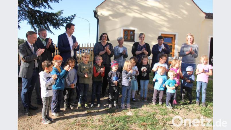 Staatsminister Georg Eisenreich (Dritter von links) ließ sich vom Gesang der Kinder ebenso mitreißen wie Landtagsabgeordneter Tobias Reiß (links) und Bürgermeister Josef Schmidkonz (Zweiter von links). Bild: kro
