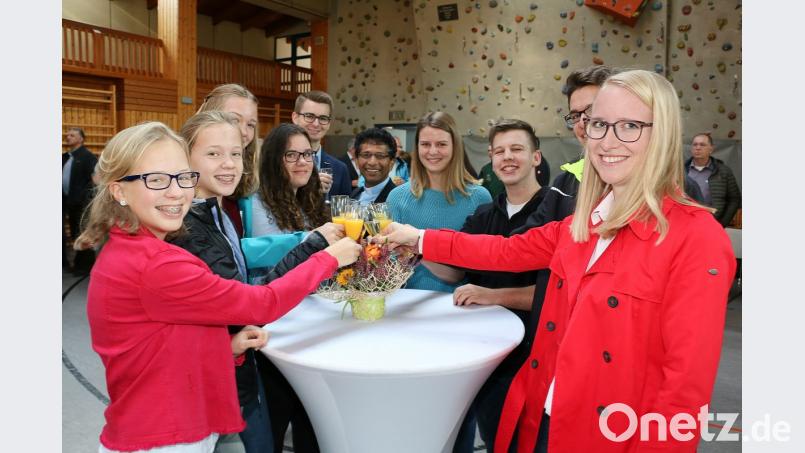 Auch die Friedenfelser Ministranten feierten mit Pfarrer Joseph (Mitte) beim Stehempfang. Bild: bsc