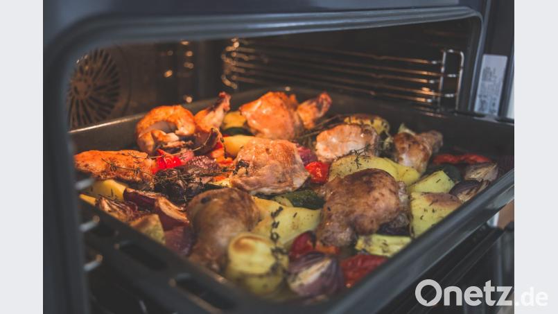 Nach einer Stunde bei 200 Grad im Ofen lockt das knusprig-gebräunte Hähnchen. Bild: Lukas Meister