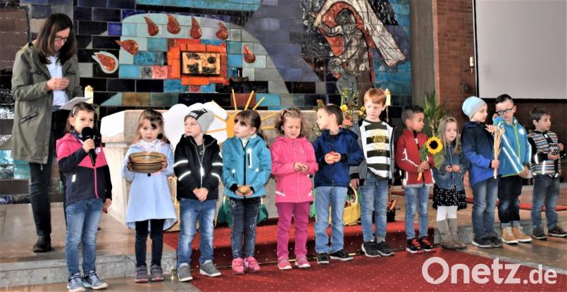 Die Kinder der katholischen Kindertagesstätte "St. Theresia" gestalteten den Gottesdienst an Erntedank in der Friedenskirche. Bild: rgr