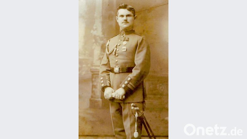 Feldwebel Heinrich Engel im Jahr 1914. Auch der Säbel gehörte zur Ausstattung des jungen Soldaten, der zuerst an Kämpfen im Elsass beteiligt war. Bild: Rolf Wypior