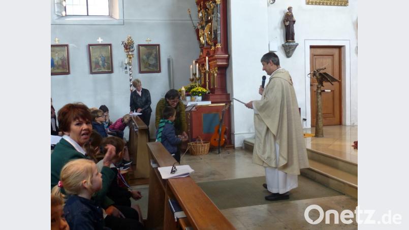 Pfarrer Adam Nieciecki stellte den Kindern bei der Predigt verschiedene Fragen Bild: sl