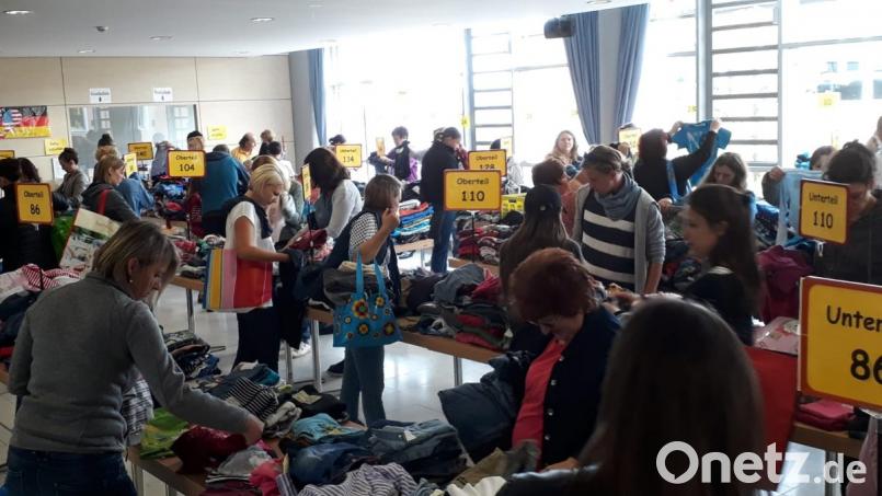 Es ist viel los am Samstagnachmittag in der Markus-Gottwalt-Schule: Jede Menge Schnäppchenjäger kommen zum Herbst- und Winterflohmarkt, den die 130 Helfer des Flohmarktteams aufgebaut und den zahlreiche Anbieter bestückt haben. 4800 Artikel – vor allem Bekleidungsteile – werden verkauft. Bild: rn