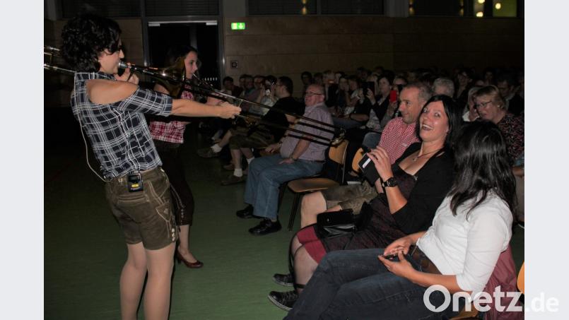 Hilde und Karin ganz nah am Ohr ihres begeisterten Publikums. Bild: wec
