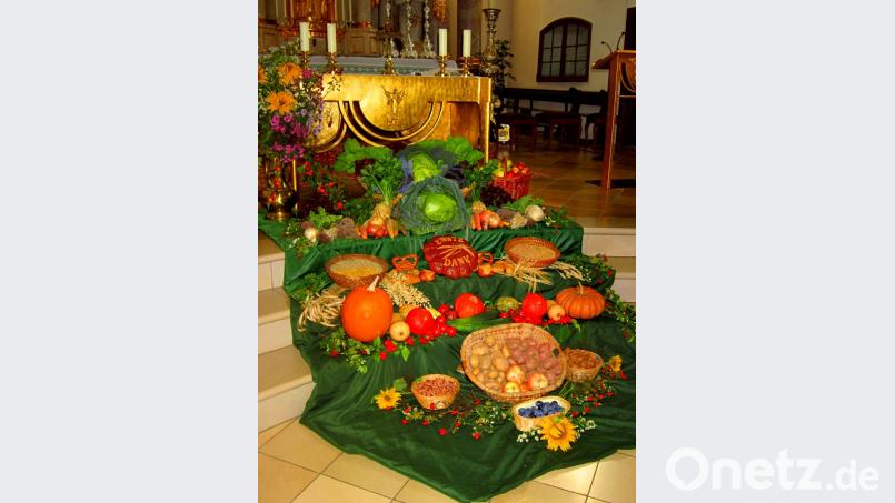 Der Erntedankaltar in Kulmain zeigt, was Gärten und Felder hergeben. Bild: ak