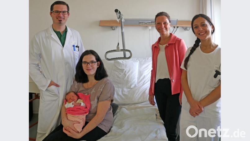Mehr als 300 Babys erblicken heuer bisher das Licht der Welt im Krankenhaus Tirschenreuth. Unser Bild zeigt von links, Chefarzt Dr. Michael Rüth, Anna-Lena Wipauer mit Johanna, Krankenhausleiterin Claudia Kost und Hebamme Francesca Ignaccola. Bild: tr