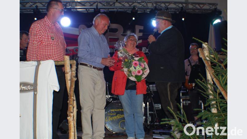 Für ihren 50. Aufenthalt in Neualbenreuth wurde Dagmar Förster aus Zwickau geehrt. Bild: enz