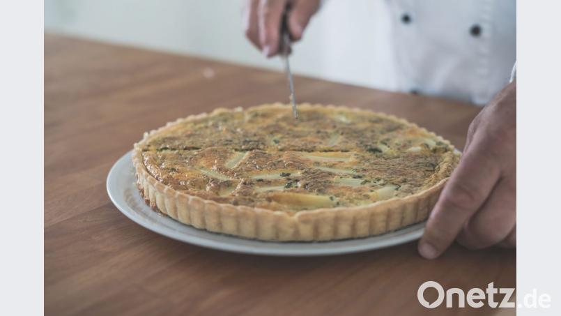 Die Quiche schmeckt nicht nur an warmen Tagen mit einem Salat an ihrer Seite als raffiniertes und leichtes Mittag- oder Abendessen. Bild: Lukas Meister