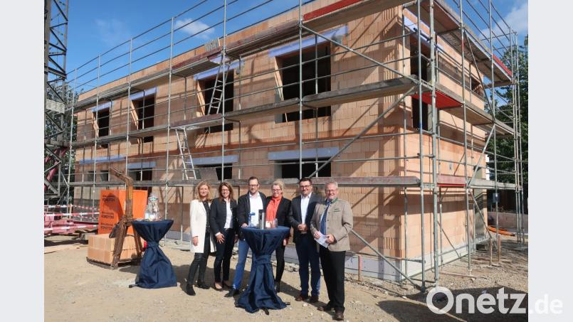 In der Maximilianstraße in Fronberg bauen Diane und Norbert von Breidbach ein Bürogebäude. Vertreter der Stadt kamen am Montag zur Besichtigung. Bild: Hirsch
