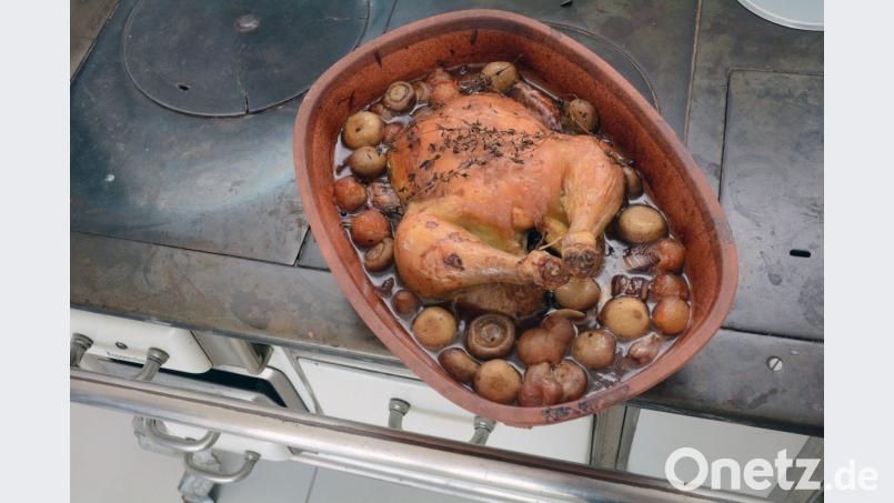 Nach gut einer Stunde kommt die knusprige Maispoularde mit Champignons aus dem Backofen. Bild: Gabriele Schönberger
