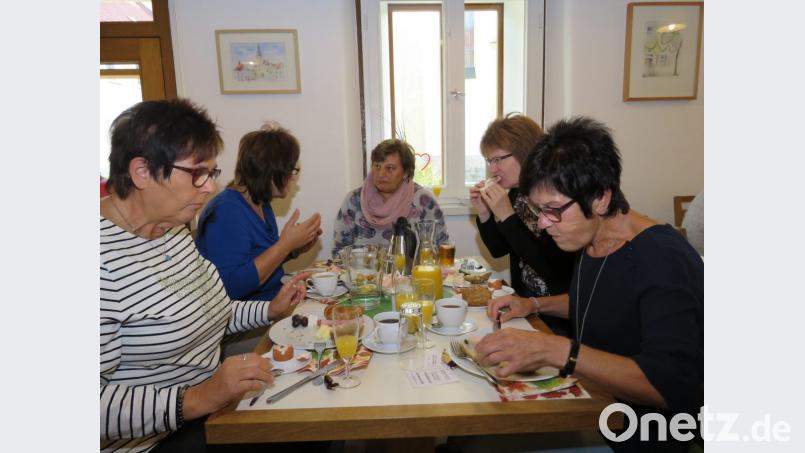 Beim gemeinsamen Frühstück lassen es sich die Frauen gut gehen. Bild: ubb