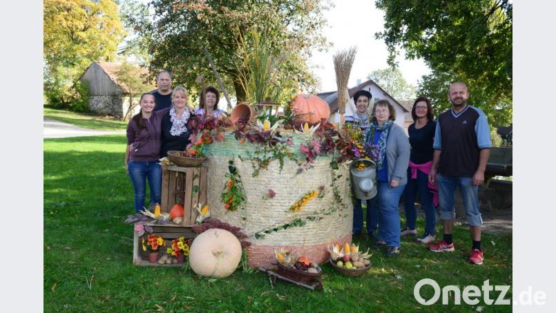 Die Dorfgemeinschaft Miesbrunn hat ihren Ortsteil zum Erntedankfest wieder mit viel Ideenreichtum in eine herbstliche Idylle verwandelt. Bild: bey