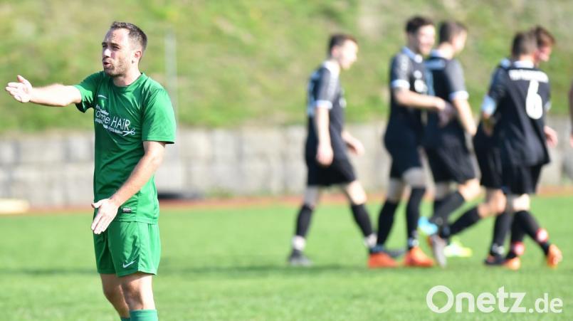 Für die SG Waidhaus/Pfrentsch gab es in Flossenbürg nichts zu holen, die Burg-Elf bezwang den ambitionierten Aufsteiger verdient mit 2:0. Ex-Champions-League-Spieler Tomas Polacek (links) beklagt sich in dieser Situation über das Defensivverhalten seiner Mitspieler vor dem 0:1. Bild: af