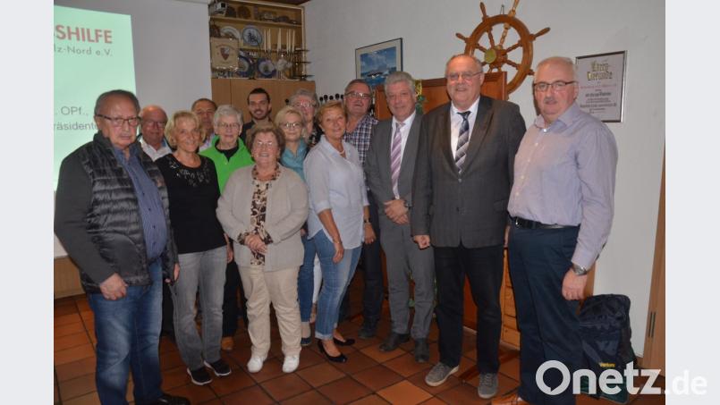 Die Kinderkrebshilfe Oberpfalz Nord zieht eine positive Bilanz. Neuer Beisitzer ist Enrico Gradl (Sechster von links). Rechts Vorsitzender Herbert Putzer. Bild: Kunz