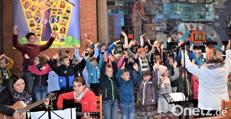 Am Erntedankgottesdienst gab es einen großen Chor, denn die Kindergartenkinder der Kindertagesstätte "St. Theresia" sangen. Bild: rgr