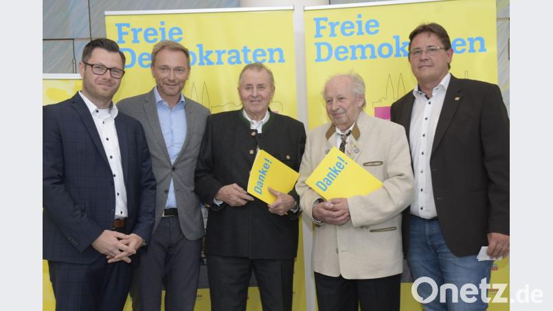 Der stellvertretende FDP-Bezirksvorsitzende Christoph Skutella (von links), FDP-Parteichef Christian Lindner, Erwin Herfurth (Schlattein), Klaus Winkler (Grafenreuth) und der Kreisvorsitzende Oliver Mutterer. Herfurth und Winkler werden für 40 Jahre in der FDP geehrt. Bild: Petra Hartl