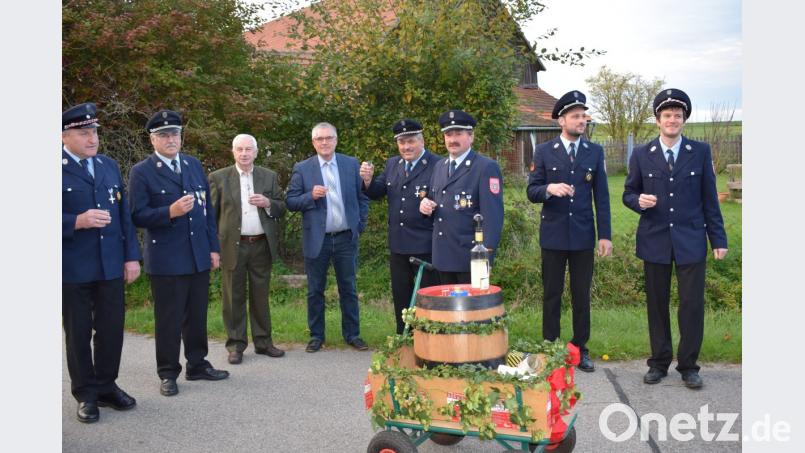Am Ortseingang wurden die Bittsteller aus Pamsendorf von den Wehrmännern aus Hohentreswitz empfangen. Mit dabei waren der Schirmherr Bürgermeister Richard Tischler und der Ehrenschirmherr, Altbürgermeister Albert Maier. Bild: bnr