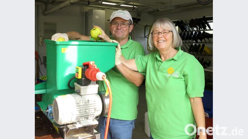 Mitglieder des Gartenbauvereins Klardorf pressten frischen Apfelsaft und boten ihn zum Verkauf an. Bild: Hirsch