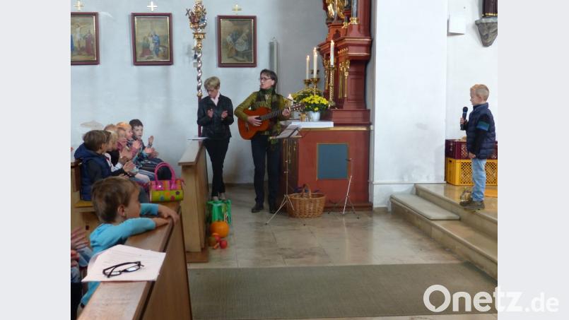 Kindergartenleiterin begleitete auf der Gitarre Lukas beim Gesang Bild: sl