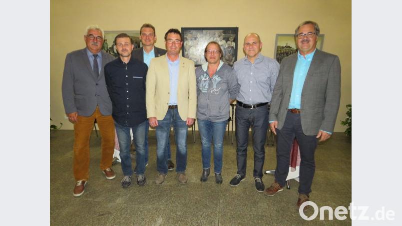 Eine Herzensangelegenheit ist der Stadtverband für Leibesübungen Neustadt-Altenstadt für Wolfgang Schwarz (Dritter von links). Mit seinen neuen Vorstandsmitgliedern und den Bürgermeistern stellt er sich zum Foto. Von links: Rupert Troppmann, Rainer Schwarz, Ernst Schicketanz, Wolfgang Schwarz, Michaela Hausner, Norbert Schwarz und Gerd Gronauer. Bild: adj