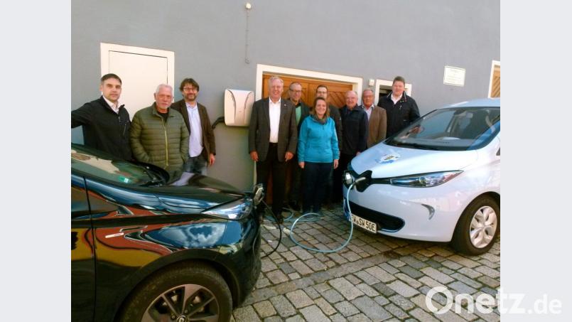 Vertreter der Energiegenossenschaft Neue Energien West und kommunale Repräsentanten nehmen die erste Ladesäule für Elektrofahrzeuge in Eschenbach in Betrieb genommen. Bild: rn