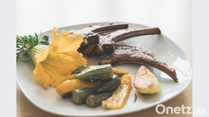 Das Lammfleisch ist mit Rosmarin und Knoblauch gewürzt, Okra- und Paprikaschote harmonieren wunderbar als Beilage. Bild: Lukas Meister
