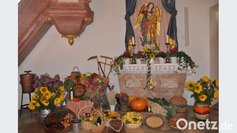 Bunt ist der Erntedankaltar in Armesberg. Bild: ak