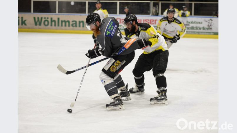 An das Vorbereitungsspiel des ERSC Amberg gegen den EHC Bayreuth wird sich Andreas Hampl (links) wohl noch einige Tage erinnern. Er zog sich eine Nasenverletzung zu, sein Einsatz am Freitagabend im ersten Saisonspiel soll aber nicht gefährdet sein. Bild: brü