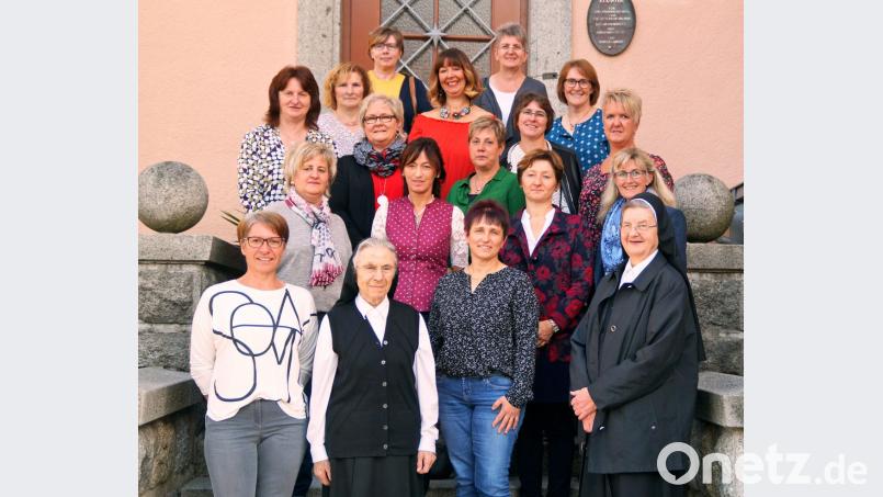 Auch Schwester Eremberta (vorne, Zweite von links) und Schwester Herefriedes (vorne, rechts), die ehemaligen Lehrkräfte des Jahrgangs 1981/83, waren zum Klassentreffen gekommen. Bild: agr