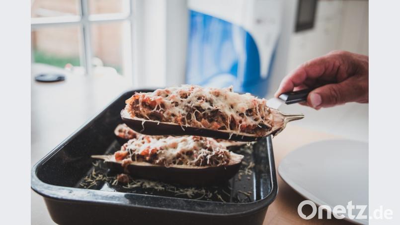 Fleischlos ist die Füllung der Auberginen, mancherorts auch Eierfrucht genannt, und somit auch für Vegetarier geeignet. Bild: Lukas Meister