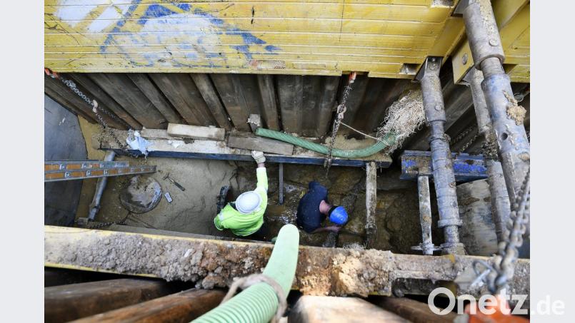Geht ganz schön tief runter: Die Arbeiter auf der Baustelle in der Unteren Nabburger Straße kommen gut voran. Bild: Petra Hartl