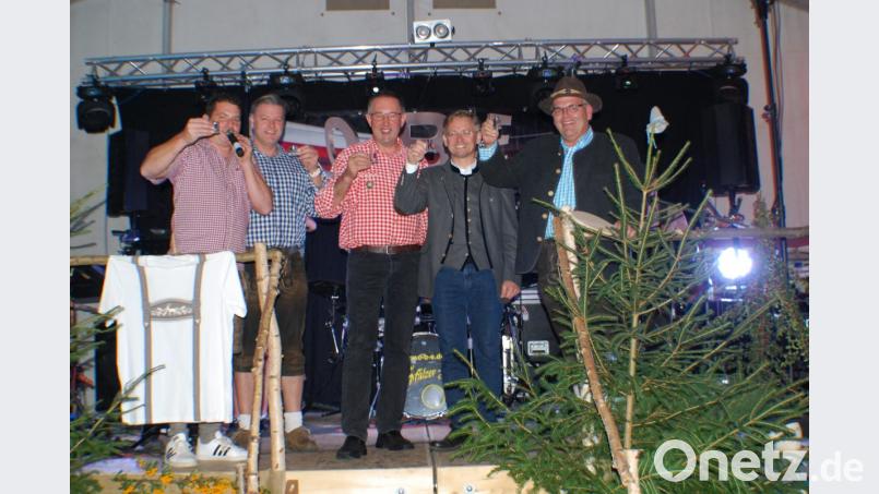 Bürgermeister Klaus Meyer, MdL Tobias Reiß, Alfons Schnurrer (Vorsitzender des Fremdenverkehrsvereins), Rainer Ott (Vorsitzender des TSV) und Andreas Gleißner vom Original Oberpfälzer Buam Express (von rechts) bei der Begrüßung. Bild: enz