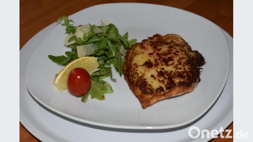 Karpfenfilet in Kartoffel-Tomatenkruste an Rucolasalat und Parmesan. Bild: Nicola Schiffer