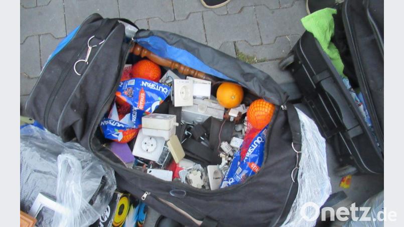 Taschen und Koffer, gefüllt mit Lebensmitteln und diversen anderen Gegenständen, hat die Polizei bei der Kontrolle eines Kleintransporters auf der B 299 bei Kastl entdeckt. Bild: Polizei