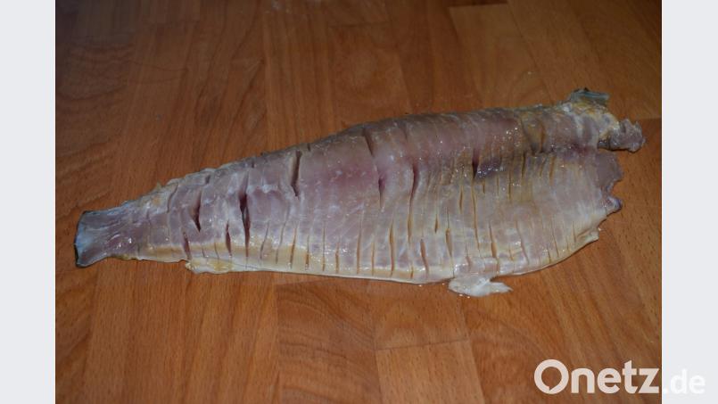 Ein Tipp von Michael Schiffer: Die Karpfenfilets auf die Haut legen und alle drei Millimeter quer einschneiden. „Durch das heiße Braten verschwinden die Y-Gräten fast ganz.“ Bild: Nicola Schiffer