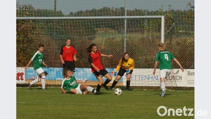 Kein Durchkommen gab es für die Vilspanther beim Heimspiel gegen den FC Schweinfurt 05. Im Bild die Theuerner Stürmerinnen Eva Kölbel und Miriam Geitner (in den roten Trikots von links) vor der Abwehr der Schweinfurter (von links) Serafina Fritzmann, Chiara Warmuth, Torfrau Lina Popp und Janina Rebhan . Bild: Linke