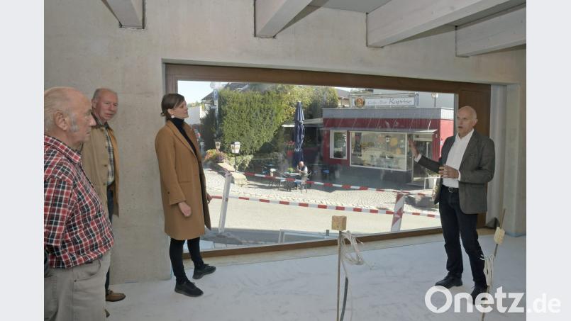 Nur wenige Bürger wagen beim ersten öffentlichen Rundgang einen Blick auf die vieldiskutierte Baustelle des Landratsamts. Der Gedanke des offenen Gebäudes, das viele Blicke freigibt, kommt indes an. Kreisbaumeister Werner Kraus (rechts) und die Berliner Architektin Regina Maria Münstermann stellen Einzelheiten vor. Bild: Hartl