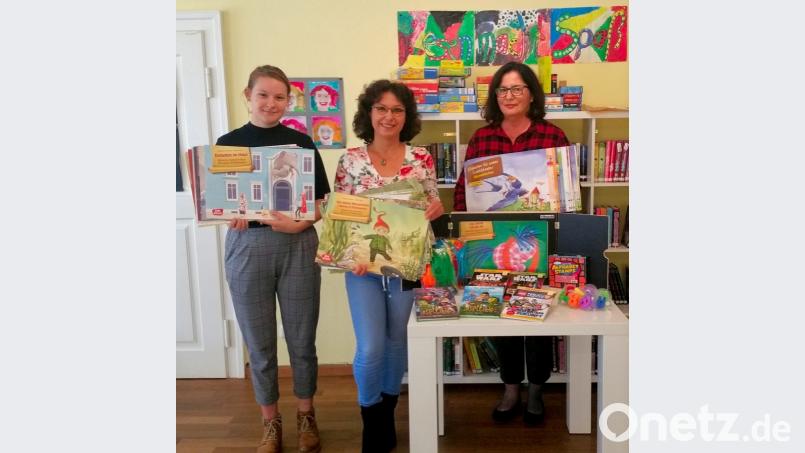 Eva Rößler, Leseclub-Leiterin Michaela Härtl und Gabriele Riedel, Referentin für Bildung der Stadt Waldershof, freuen sich über das neue Materialpaket der „Stiftung Lesen“. Bild: exb