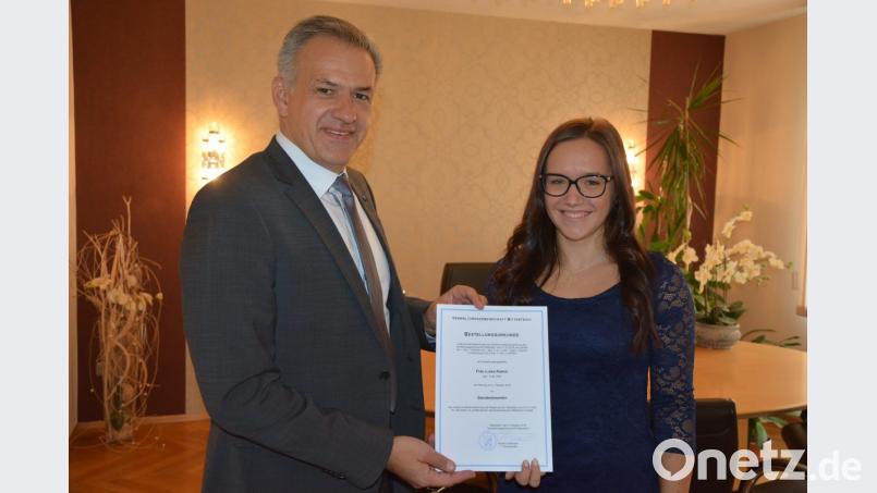 Ihre erste Trauung am Samstag als neue Leiterin des Mitterteicher Standesamtes hatte Luisa Kamm. Kurz zuvor erhielt sie von Bürgermeister Roland Grillmeier ihre Bestellungsurkunde. Bild: jr