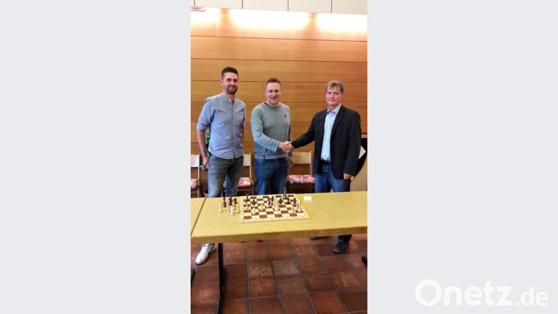 Martin Stark (Mitte) gewinnt gegen den Großmeister Michael Bezold (rechts). Alexander Graf gratuliert. Bild: arw