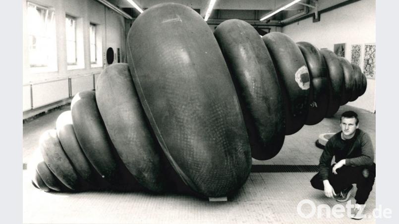 Wilhelm Koch mit einer Schlauchplastiken bei einer Ausstellung im Jahr 1986 in der Alten Feuerwache. Bild: Reiner Fröhlich