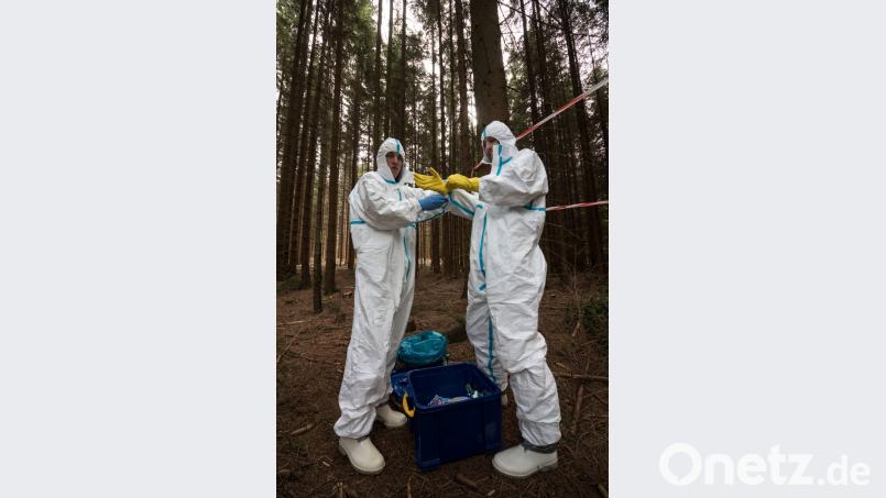 Gerade das doppelte Paar Handschuhe erschwert den Spezialisten die Bergung und den Abtransport. Bild: dtr