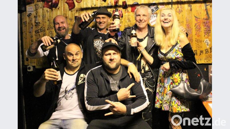 Mini, Mich, die Brit-Punk-Legende TV Smith und seine Ehefrau (hinten von links), Dübel und Muße (vorne, von links): Vor dem Konzert ist nach dem Soundcheck; da geht noch ein gemütöiches Flaschenbier. Bild: Dagmar Williamson