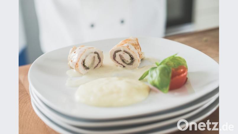 Zart und lecker: Die Hähnchenbrust wird flachgeklopft und erhält eine Füllung aus Käse und Schinken. Den besonderen Pfiff verleihen Senf und Basilikum. Bild: Lukas Meister